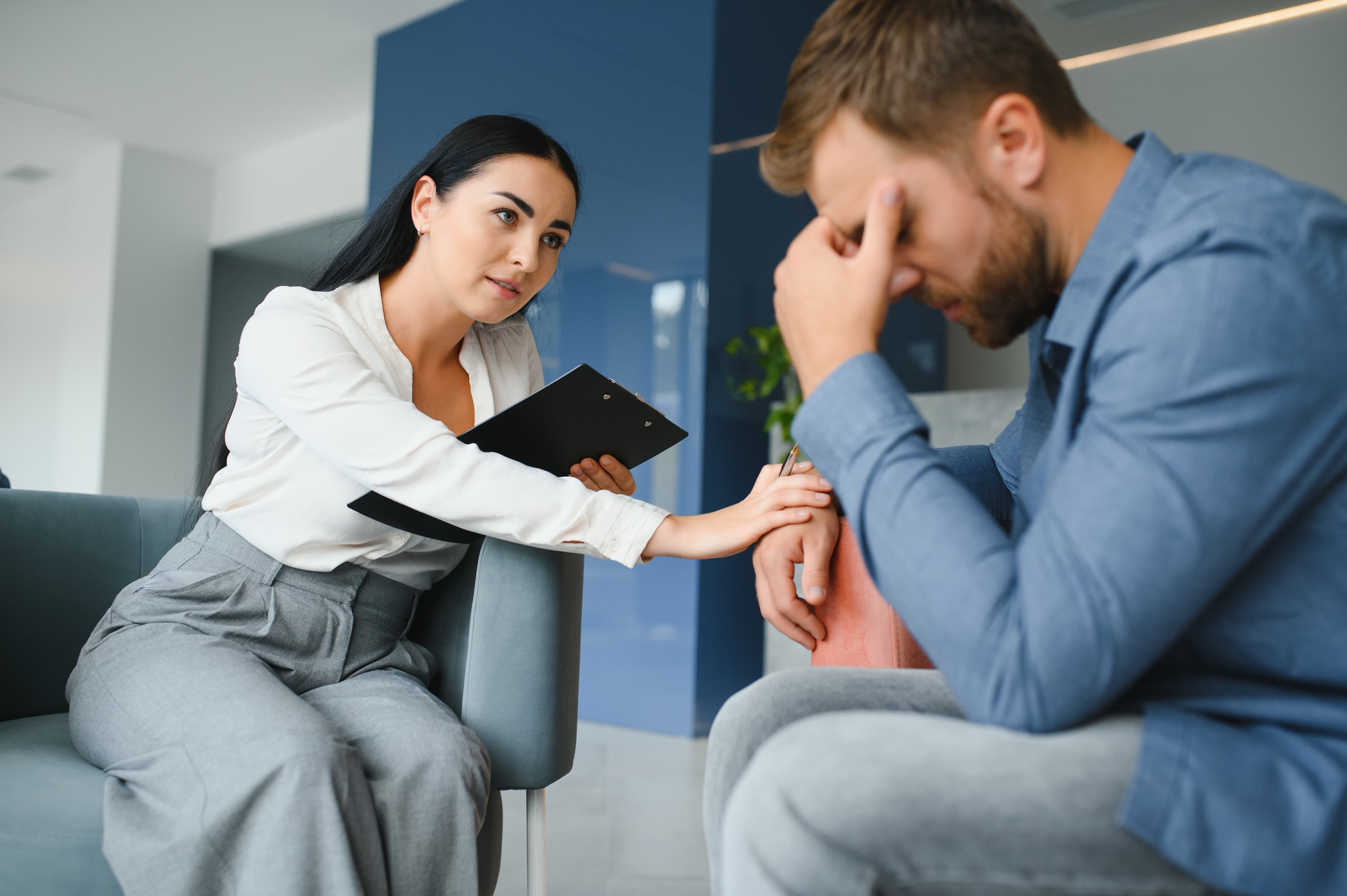 Fachperson im unterstützenden Gespräch mit einem Mann