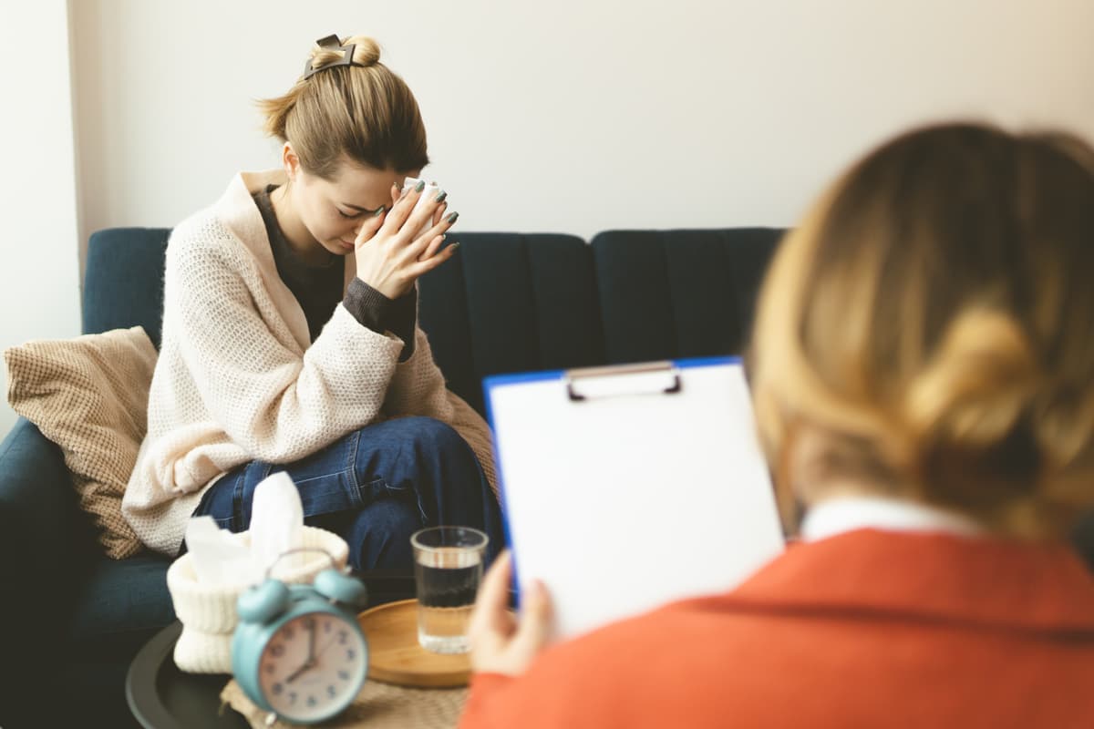 Therapeutin arbeitet konzentriert mit Patient