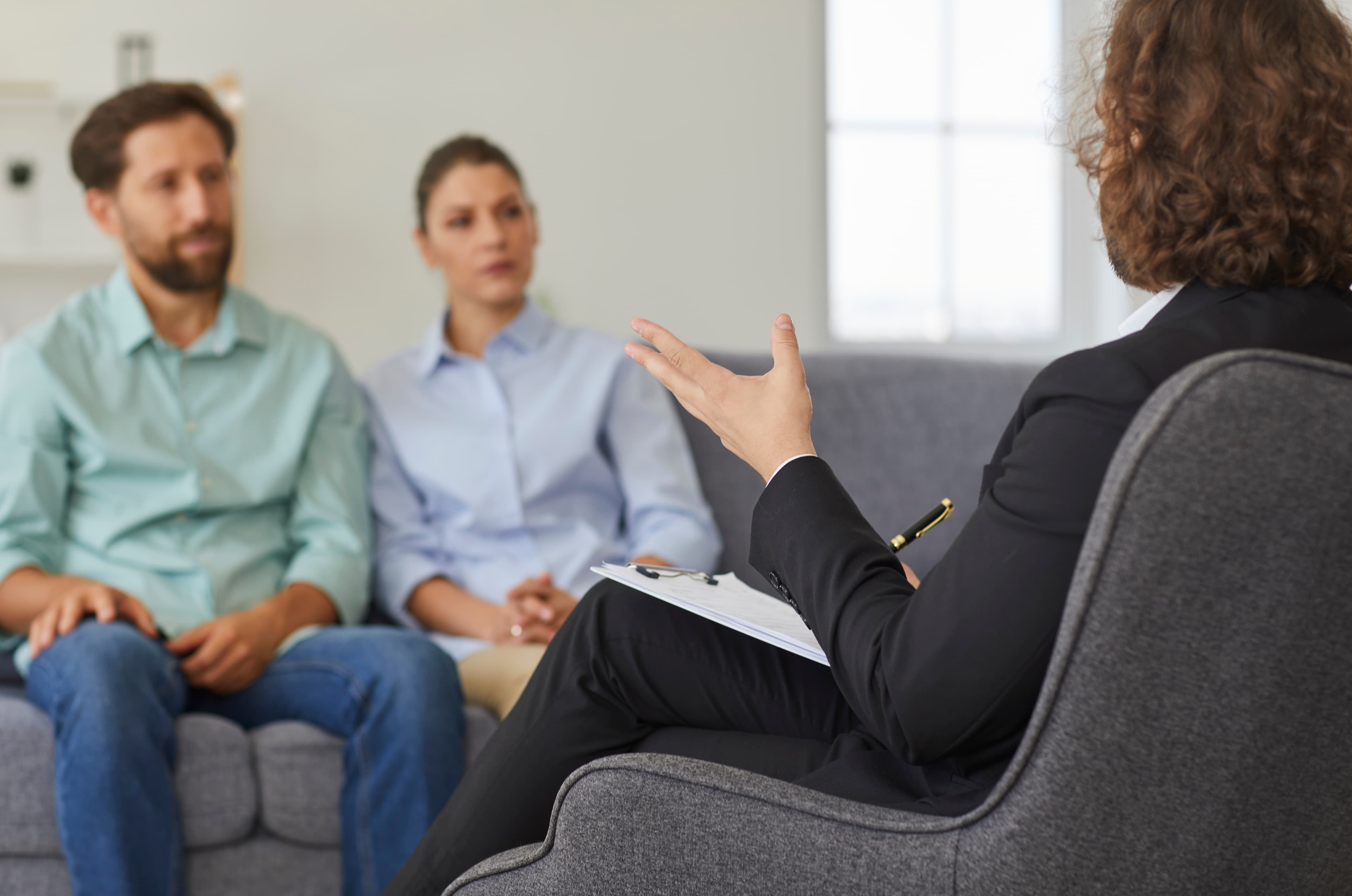 Paar im gemeinsamen Gespräch mit einer Fachperson